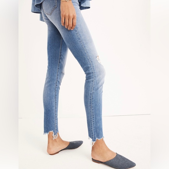 Madewell 9" Mid-Rise Skinny Jeans in Frankie Wash: Torn-Knee Edition - Picture 2 of 5